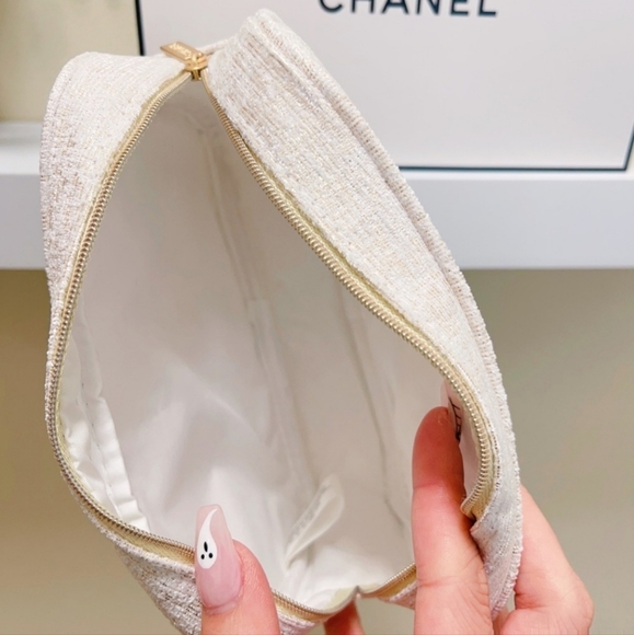 CHANEL 2023 HOLIDAY LIMITED EDITION RED TWEED COSMETIC BAG no product inside - Picture 4 of 4